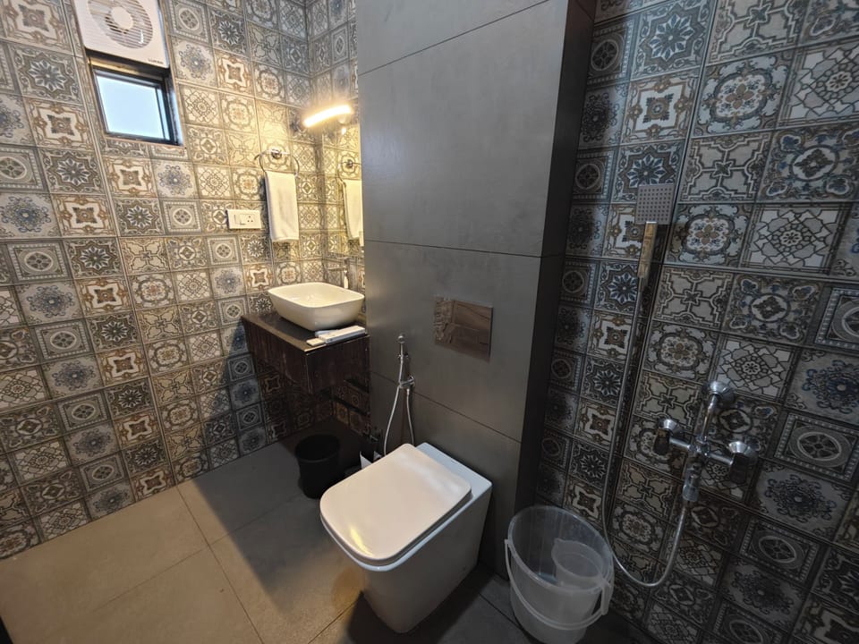 Deluxe Room | Bathroom | Shower, hair dryer, slippers, towels