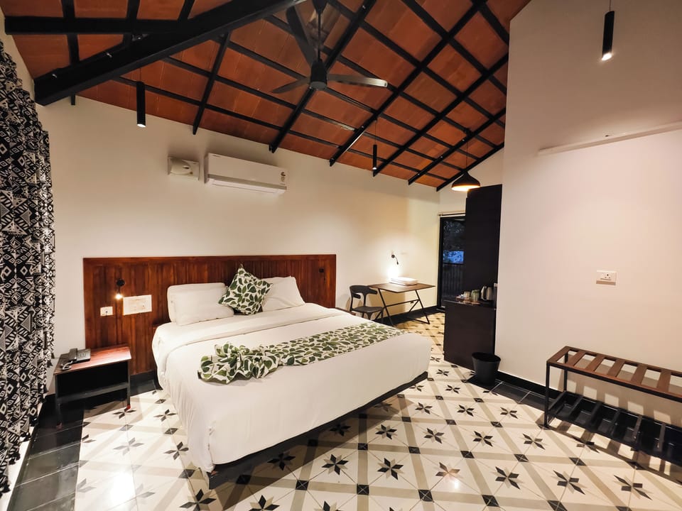 Executive Suite | In-room safe, desk, laptop workspace, iron/ironing board