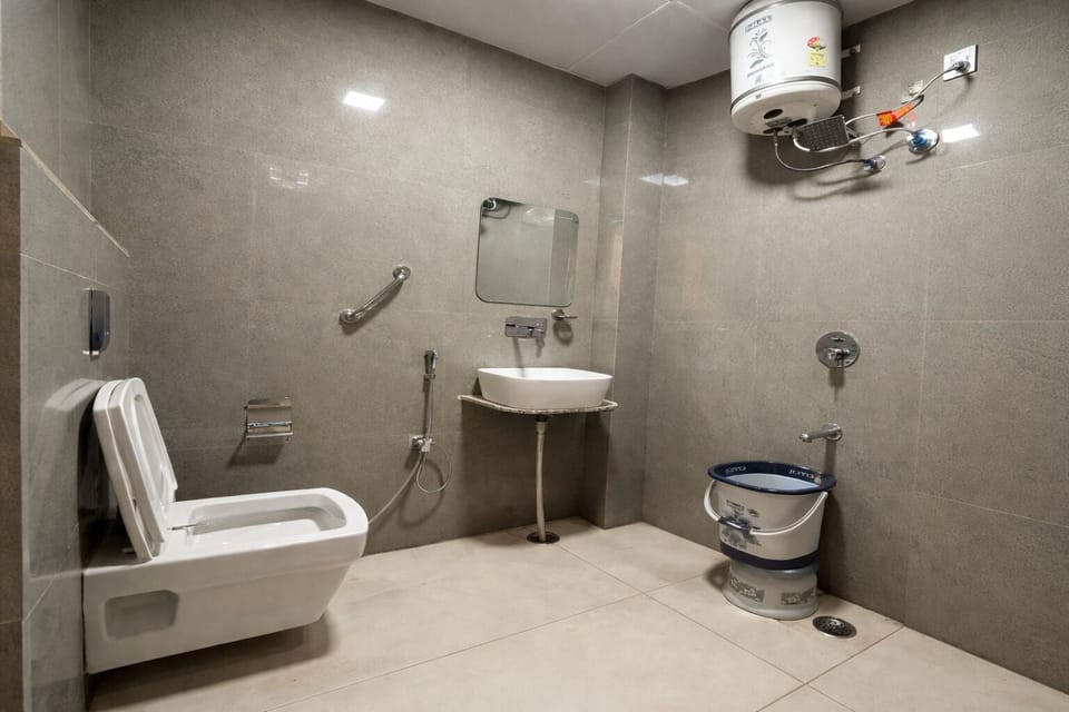 Deluxe Double Room, 1 Double Bed | Bathroom | Shower, free toiletries, hair dryer, bidet