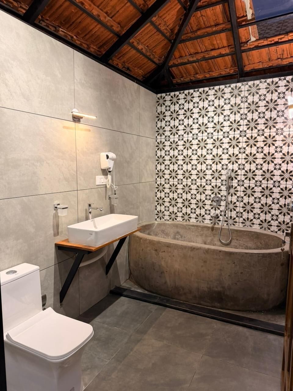 Luxury Double Room, Bathtub, Garden View | Laptop workspace, iron/ironing board, free WiFi