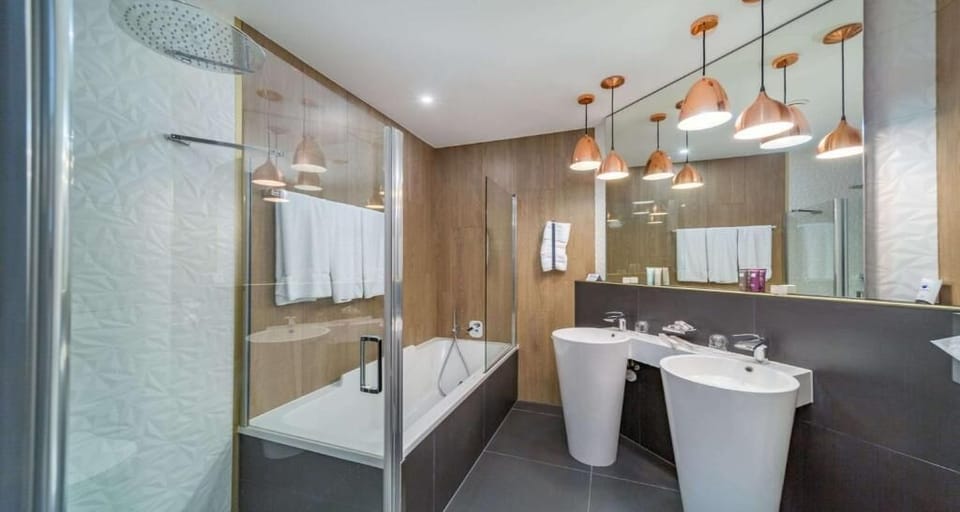 Classic Suite | Bathroom | Shower, towels, soap, shampoo