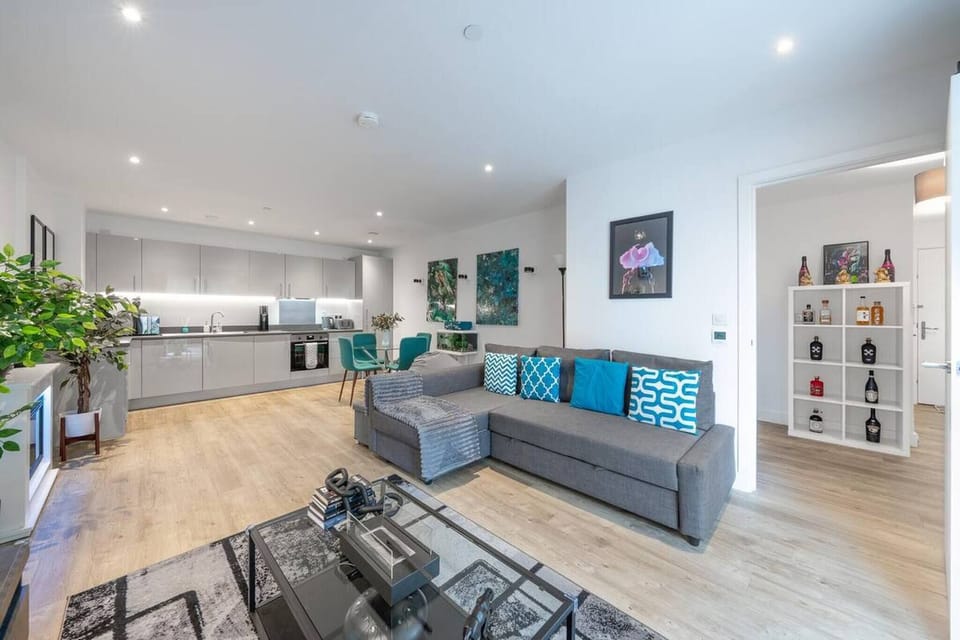 Apartment, 1 Bedroom, Accessible, Balcony | Living room | Books