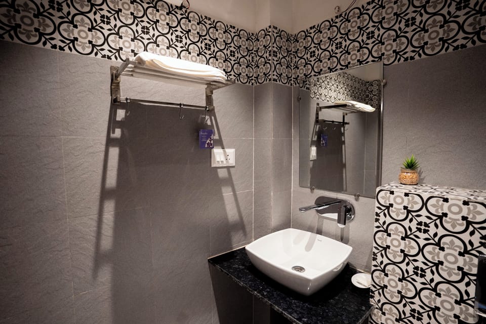 Superior Room, River View | Bathroom | Shower, towels
