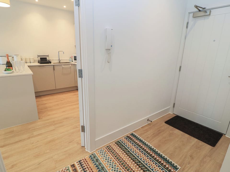 Cottage | Private kitchen | Microwave, dishwasher, toaster, cookware/dishes/utensils