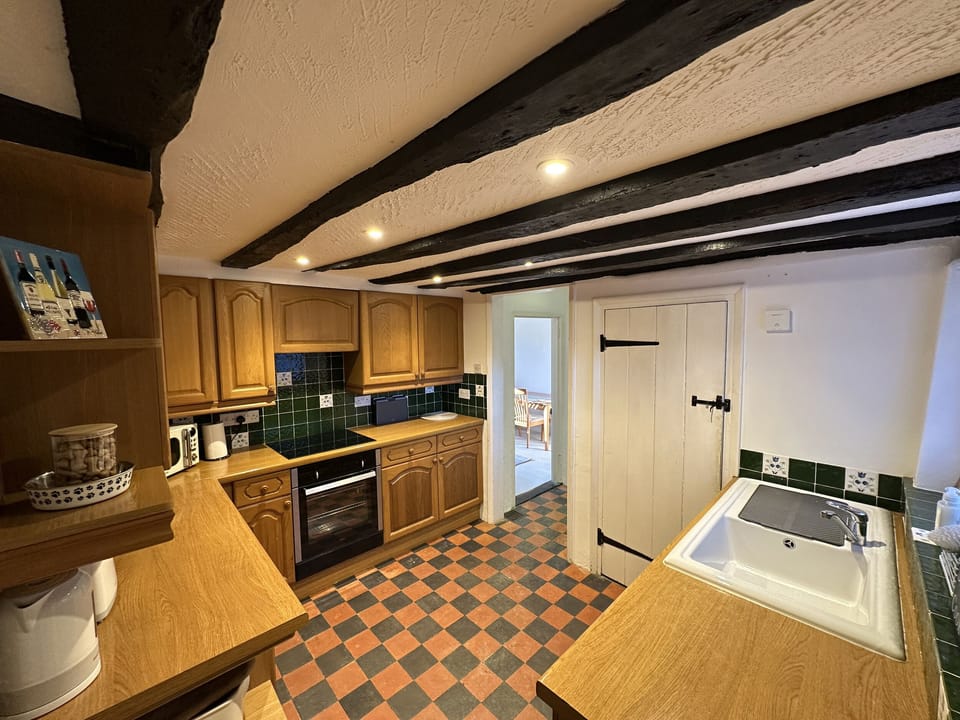 Cottage | Private kitchen | Toaster, cookware/dishes/utensils