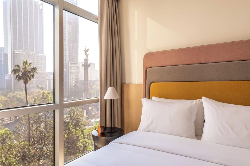 Headliner King Suite City View | In-room safe, iron/ironing board, WiFi (free), bed sheets