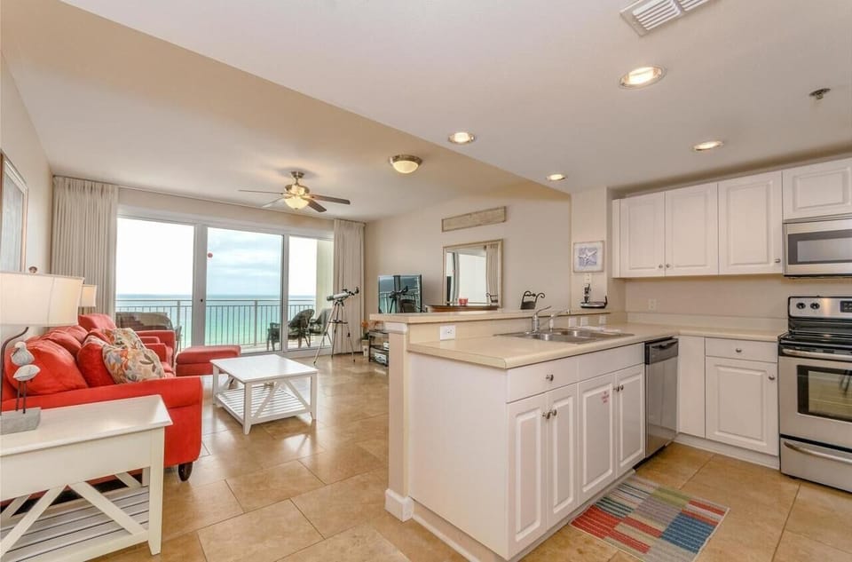 Condo, 1 King Bed with Sofa bed (Sterling Shores 1015) | Private kitchen | Oven, toaster