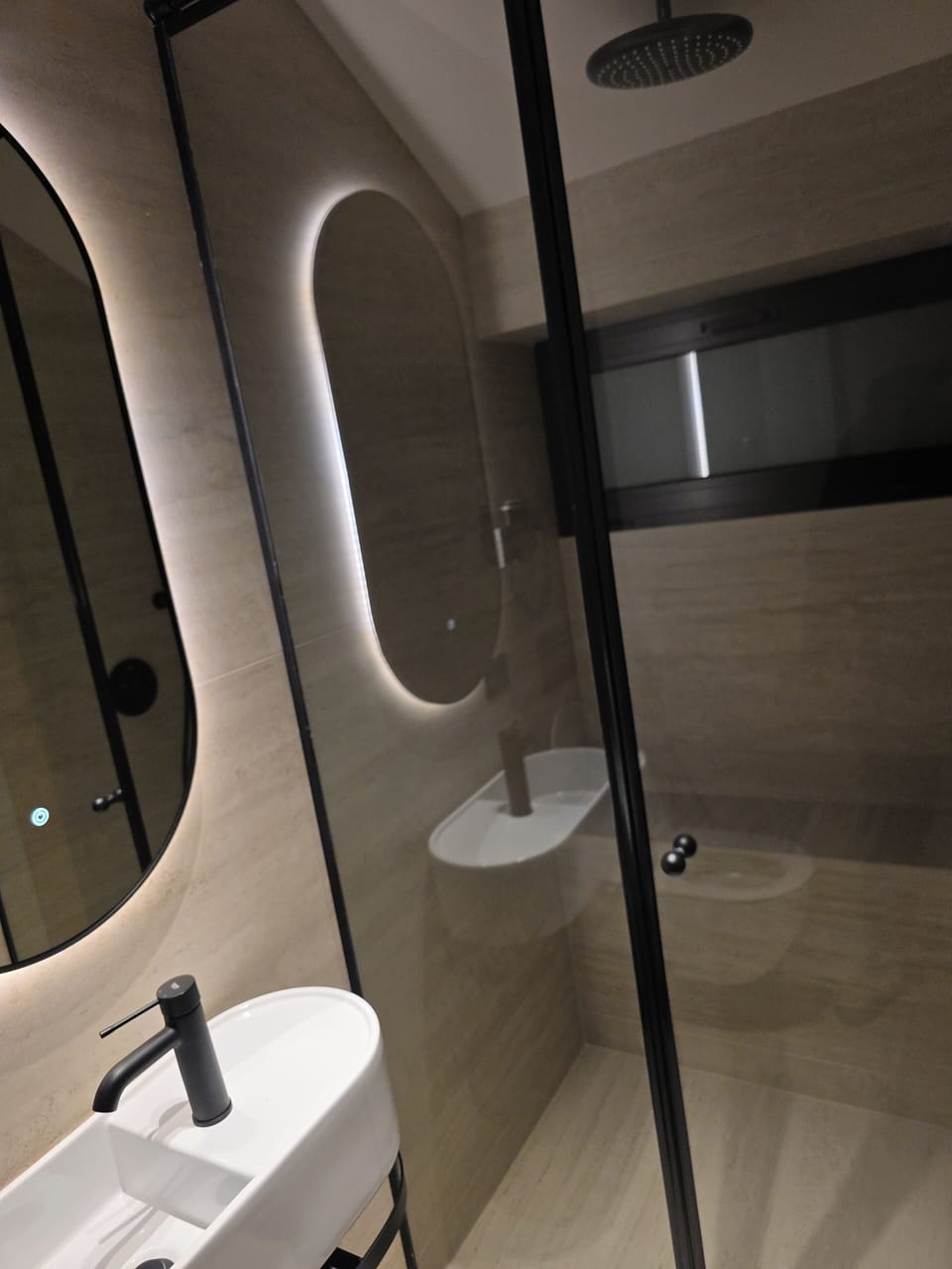 Standard Triple Room | Bathroom | Shower, free toiletries, hair dryer, towels