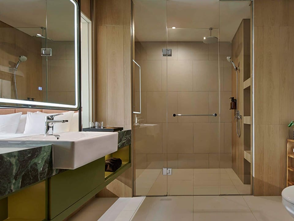 Deluxe Room | Bathroom | Shower, hair dryer, towels, soap