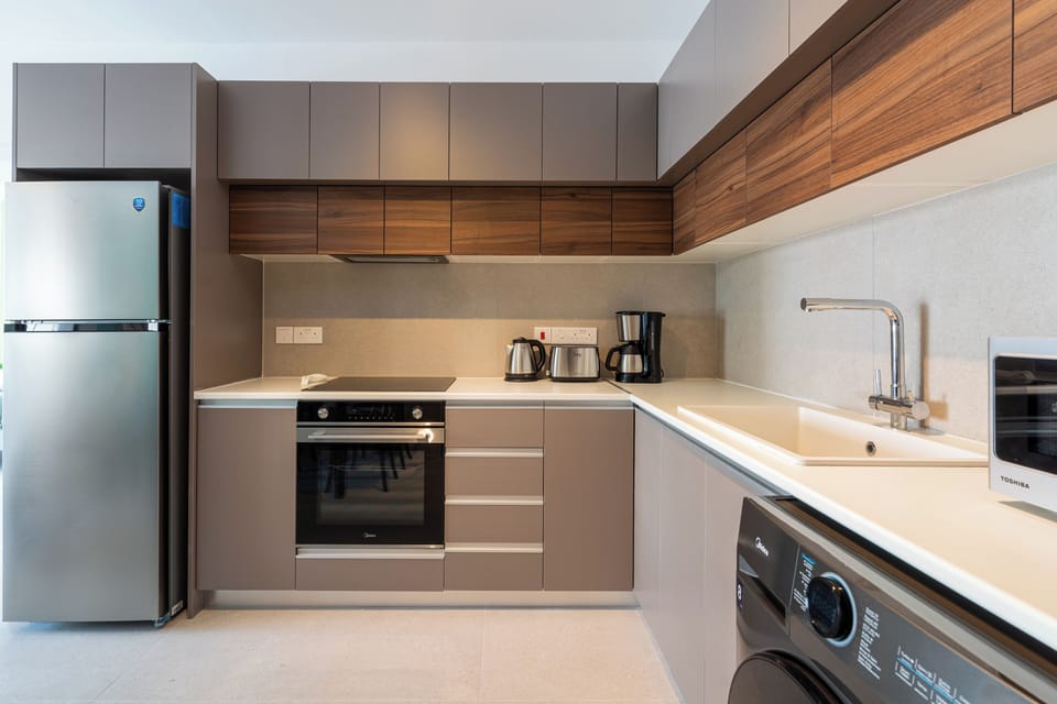 Comfort Apartment, 2 Bedrooms, Kitchen, City View | Private kitchen | Coffee/tea maker, full-size fridge, microwave, oven