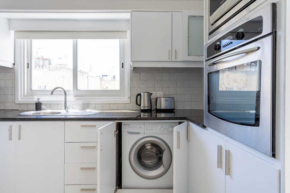 Comfort Apartment, 2 Bedrooms, Kitchen, City View | Private kitchen | Coffee/tea maker, full-size fridge, microwave, oven