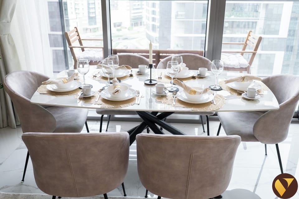 Luxury Apartment, Balcony, City View | In-room dining