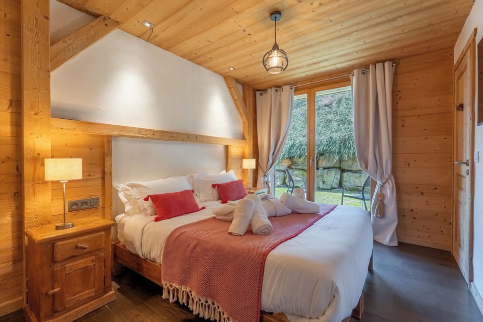 Comfort Quadruple Room | In-room safe, blackout drapes, iron/ironing board, WiFi (free)