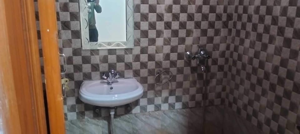 Shower, free toiletries, towels, soap