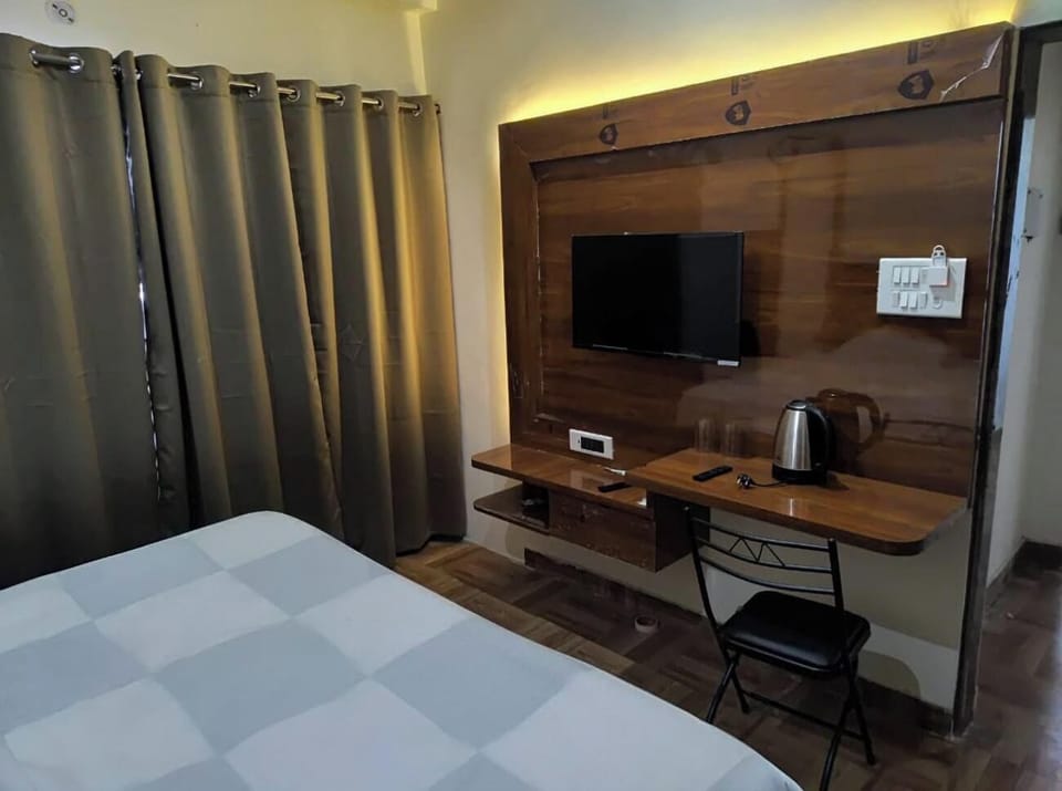 Deluxe Double Room, Balcony, City View | Desk, WiFi (free)