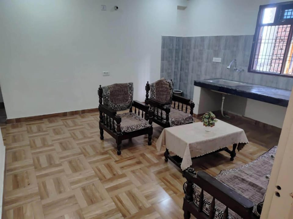 Deluxe Double Room | Living area