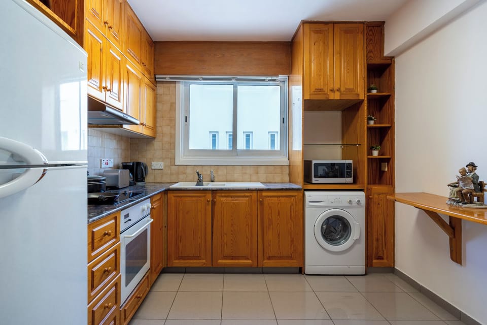 Apartment, 2 Bedrooms, Kitchen, City View | Private kitchen | Coffee/tea maker, full-size fridge, microwave, oven