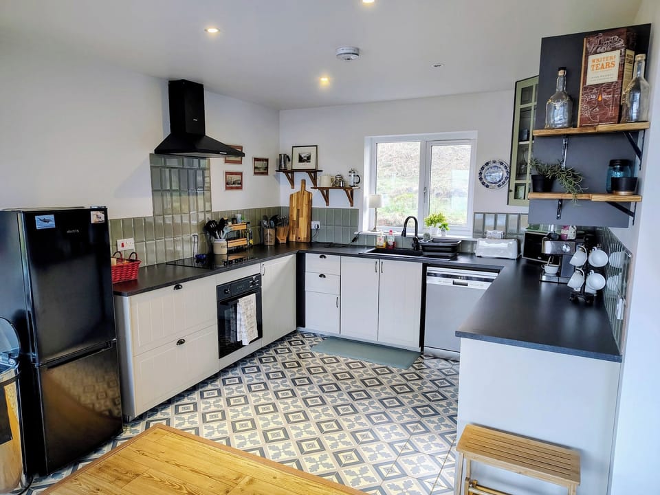 Cottage | Private kitchen | Dishwasher, cookware/dishes/utensils