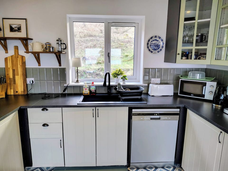 Cottage | Private kitchen | Dishwasher, cookware/dishes/utensils