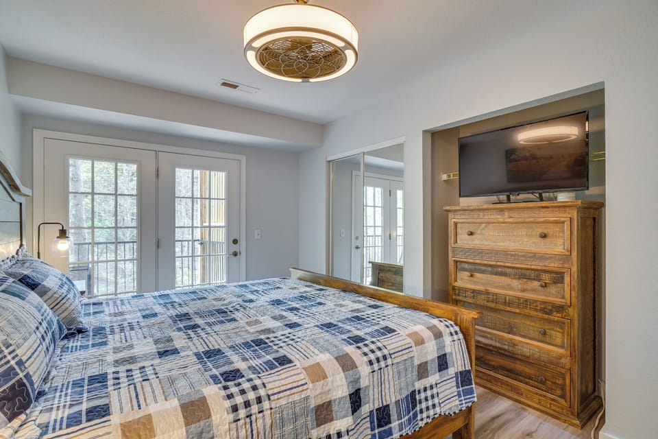 Deck & Hot Tub: Remodeled Gatlinburg Stay Apartment in Gatlinburg