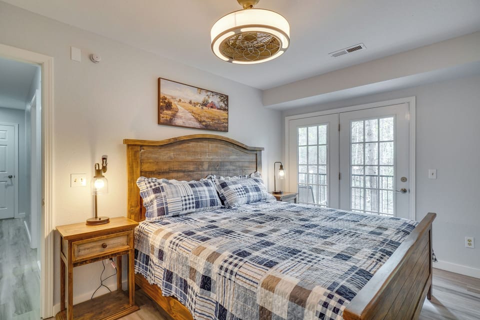 Deck & Hot Tub: Remodeled Gatlinburg Stay Apartment in Gatlinburg