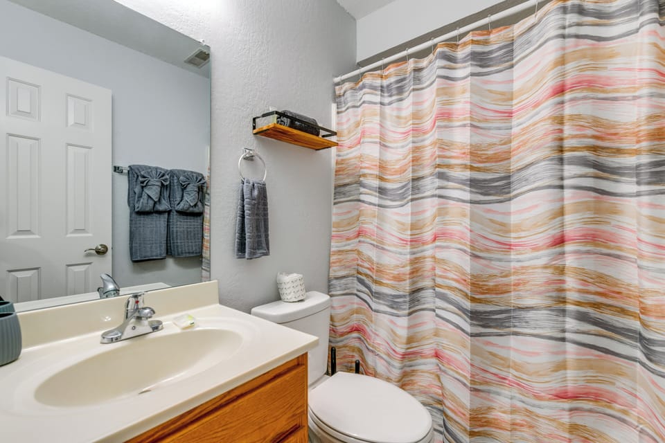 Mtn Views & Hot Tub: Modern Gatlinburg Townhome Apartment in Gatlinburg