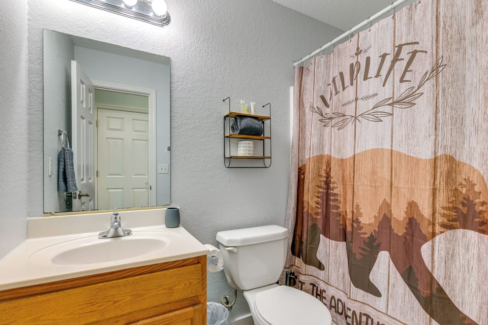 Mtn Views & Hot Tub: Modern Gatlinburg Townhome Apartment in Gatlinburg