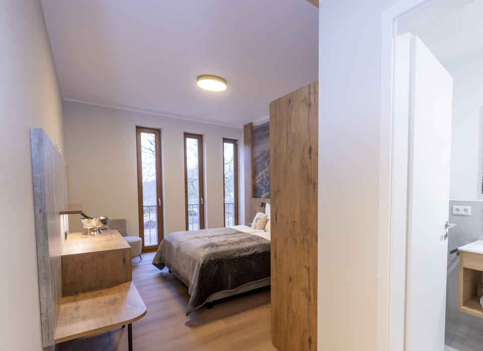 Comfort Double Room | In-room safe, desk, iron/ironing board (on request), WiFi (free)