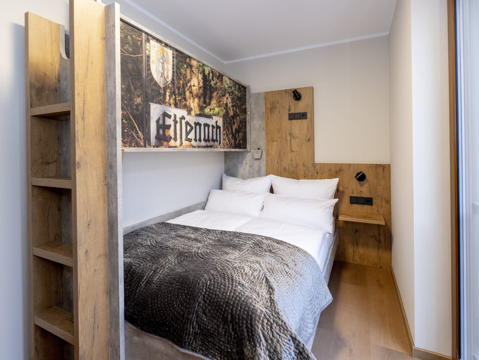Basic Twin Room | In-room safe, desk, iron/ironing board (on request), WiFi (free)