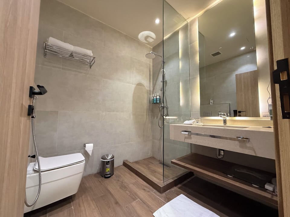 Standard Room, 1 King Bed | Bathroom | Shower, free toiletries, bidet, towels