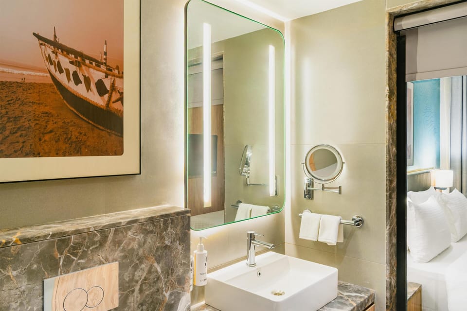 Executive Room | Bathroom | Shower, free toiletries, hair dryer, bathrobes