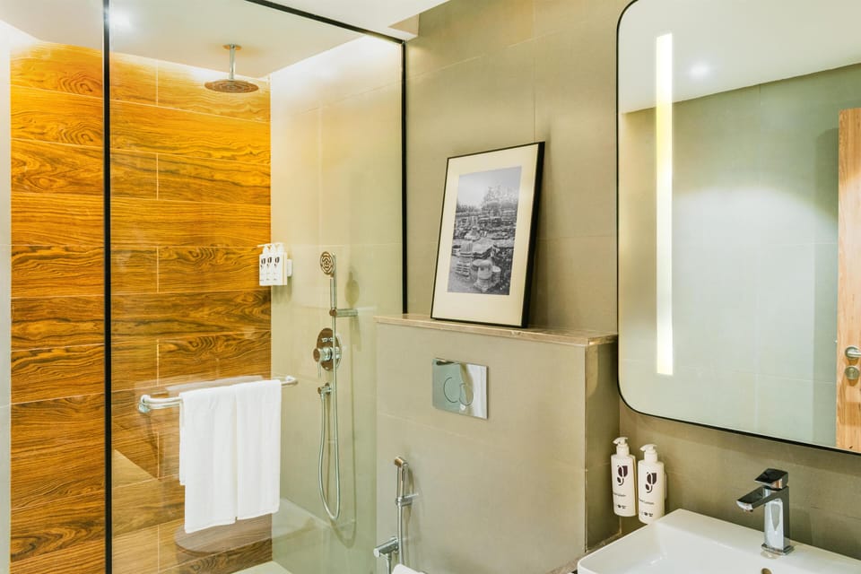 Executive Room | Bathroom | Shower, free toiletries, hair dryer, bathrobes
