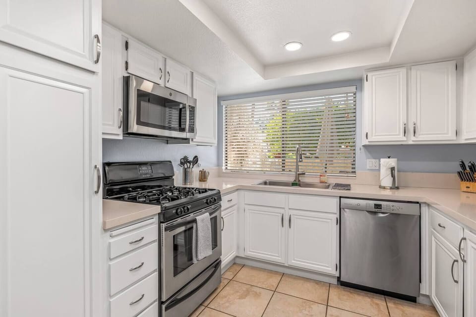 House, 3 Bedrooms, Pool Access | Private kitchen | Microwave, oven, dishwasher, coffee/tea maker