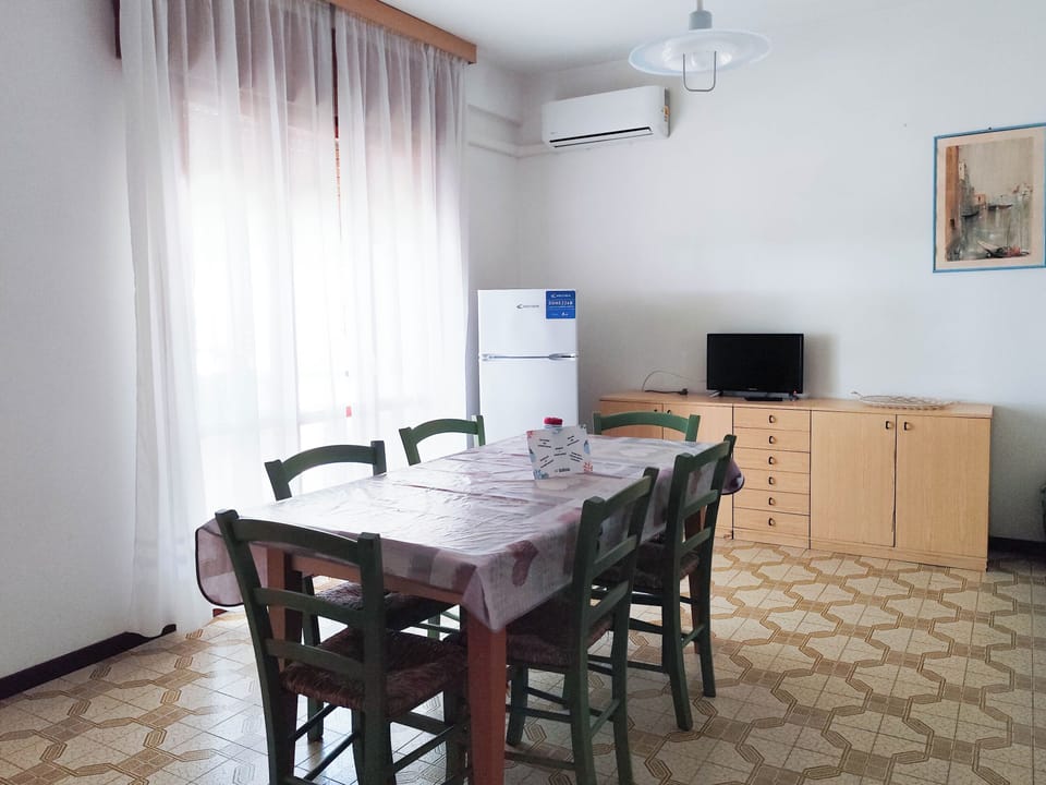 Apartment, 2 Bedrooms, Balcony, City View | Dining room