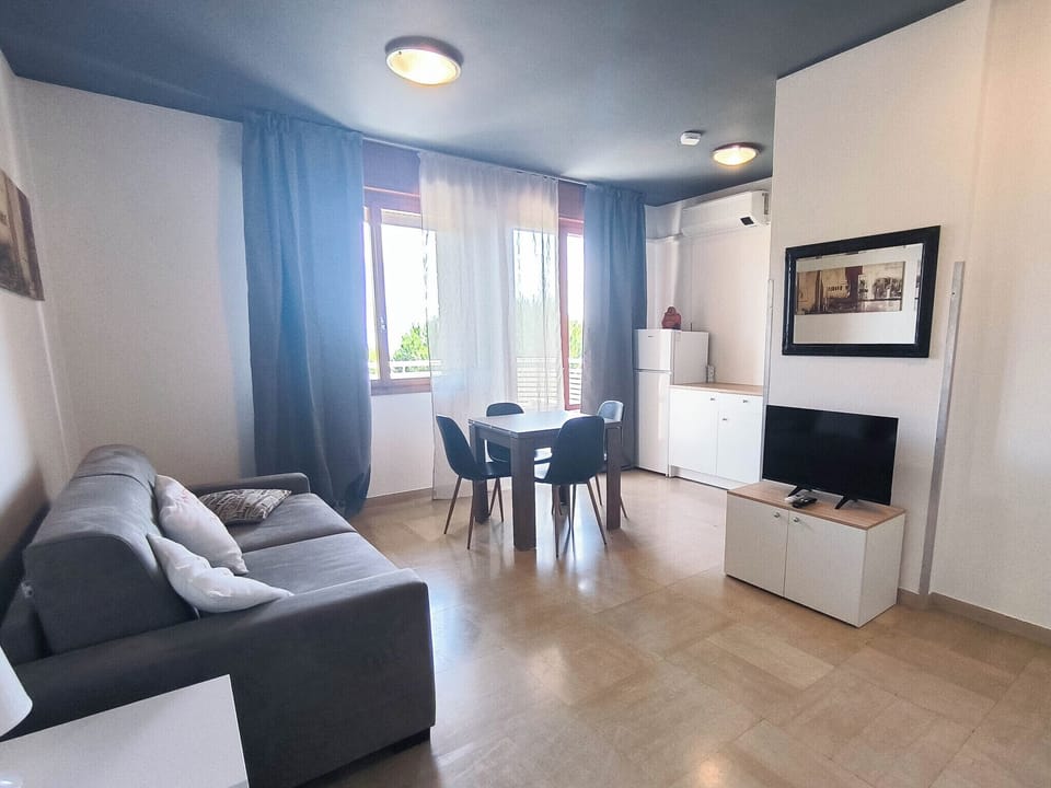 Studio, Balcony, City View | Living room