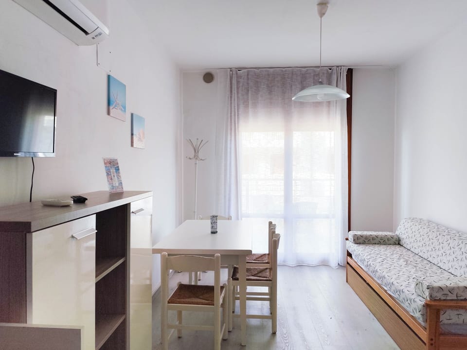 Apartment, 1 Bedroom, Balcony, City View | Living room