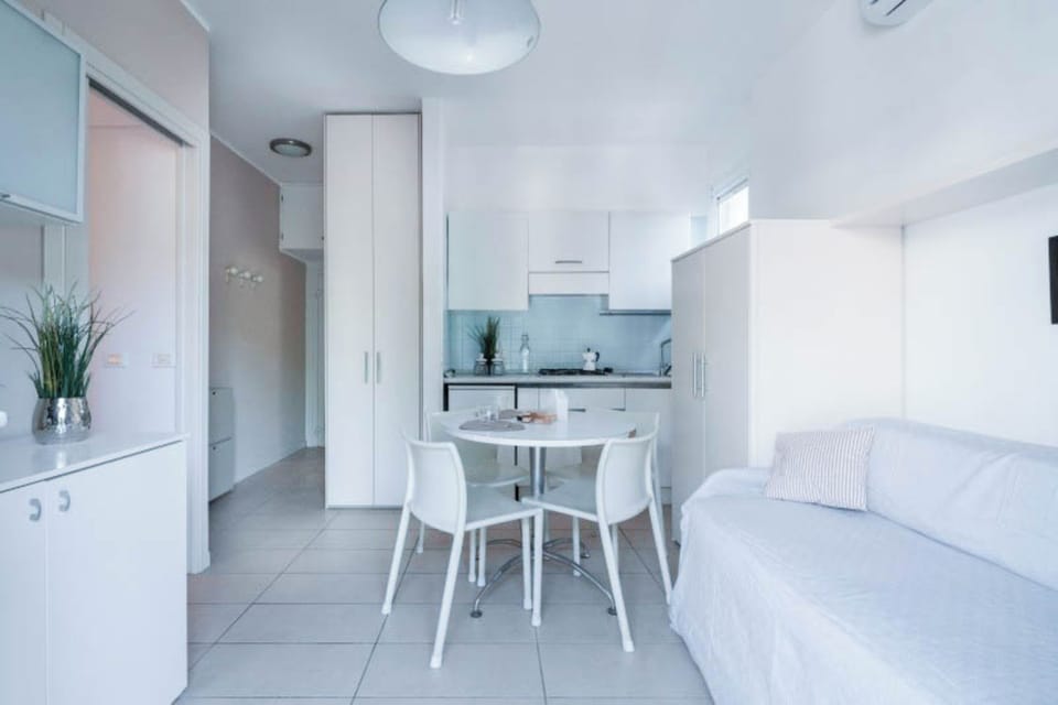 Studio, Balcony, City View | Dining room