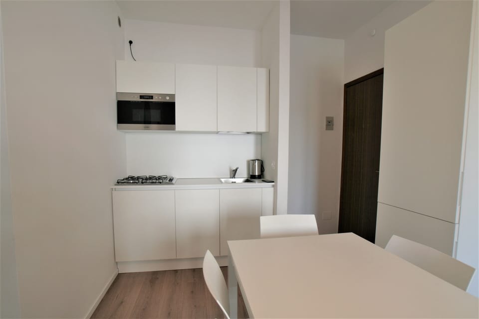 Apartment, 2 Bedrooms, Balcony, City View | Dining room