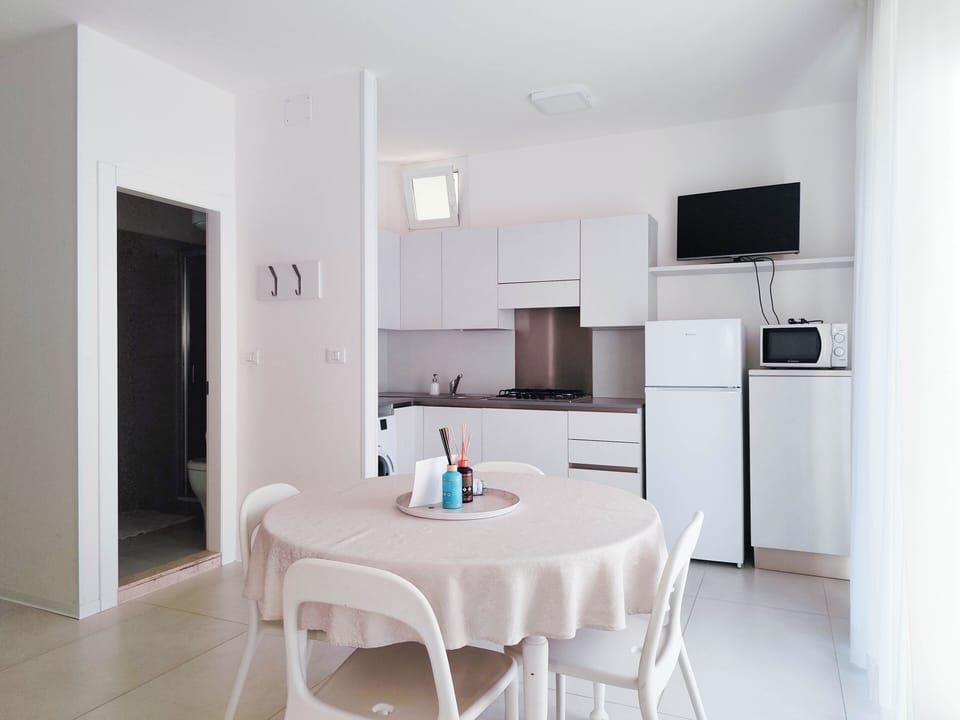 Studio, Multiple Bedrooms, Balcony, City View | Dining room