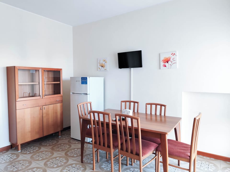 Apartment, 1 Bedroom, Balcony, City View | Dining room