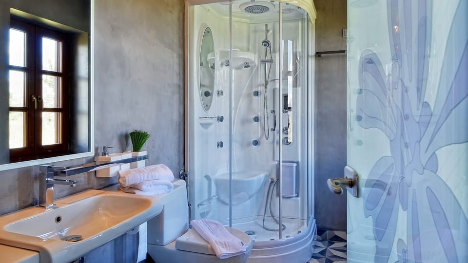 Executive Suite, Fireplace, Mountain View | Bathroom | Free toiletries, hair dryer, bathrobes, slippers