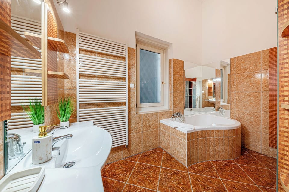 Apartment, 2 Bedrooms | Bathroom | Towels, toilet paper