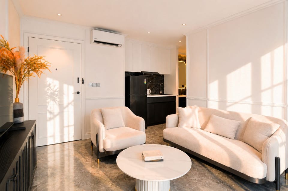 Room, 1 King Bed, Balcony | Living area | 50-cm flat-screen TV with satellite channels