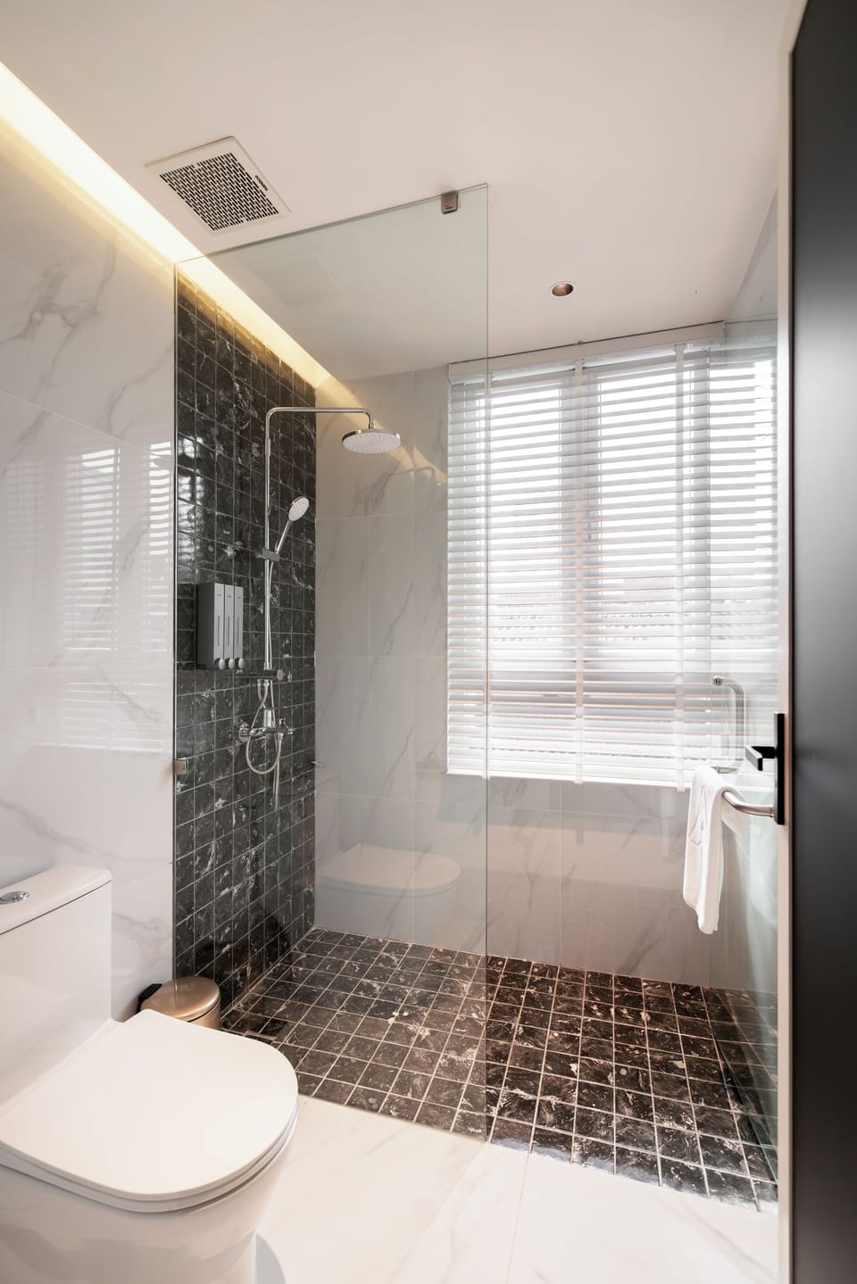 Room, 1 King Bed, Balcony | Bathroom | Hair dryer, slippers, towels, soap