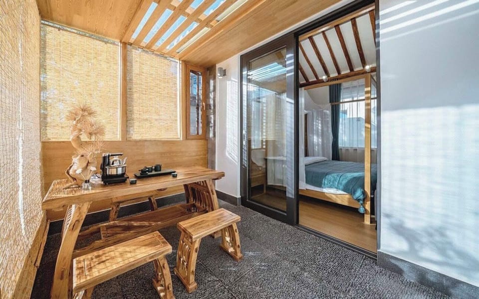Deluxe Double Room, Hill View | In-room dining