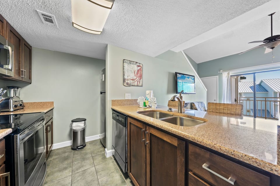 Comfort Condo, 1 Bedroom, Balcony, Beachside | Private kitchen | Fridge, microwave, oven, stovetop