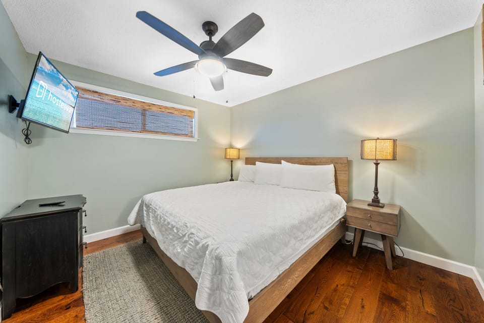 Comfort Condo, 1 Bedroom, Balcony, Beachside | Individually decorated, individually furnished, iron/ironing board