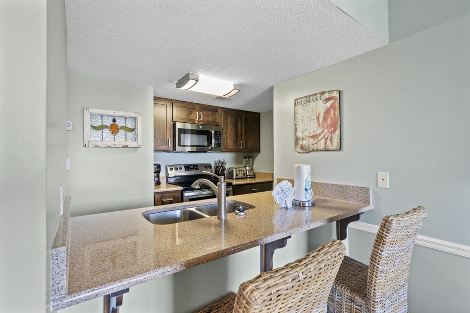 Comfort Condo, 1 Bedroom, Balcony, Beachside | Private kitchen | Fridge, microwave, oven, stovetop