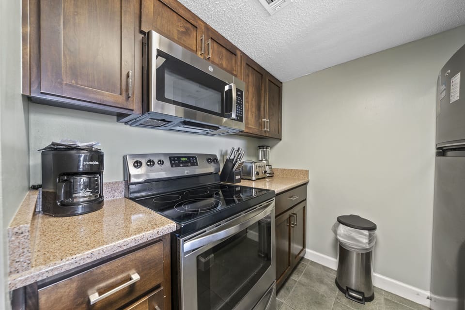 Comfort Condo, 1 Bedroom, Balcony, Beachside | Private kitchen | Fridge, microwave, oven, stovetop