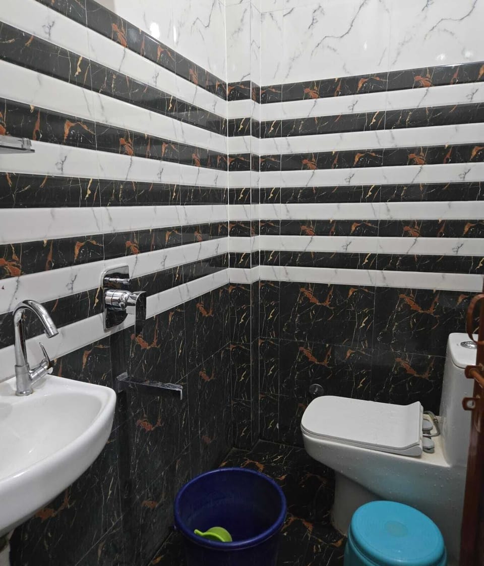 Double Room | Bathroom | Shower, free toiletries, towels, toilet paper